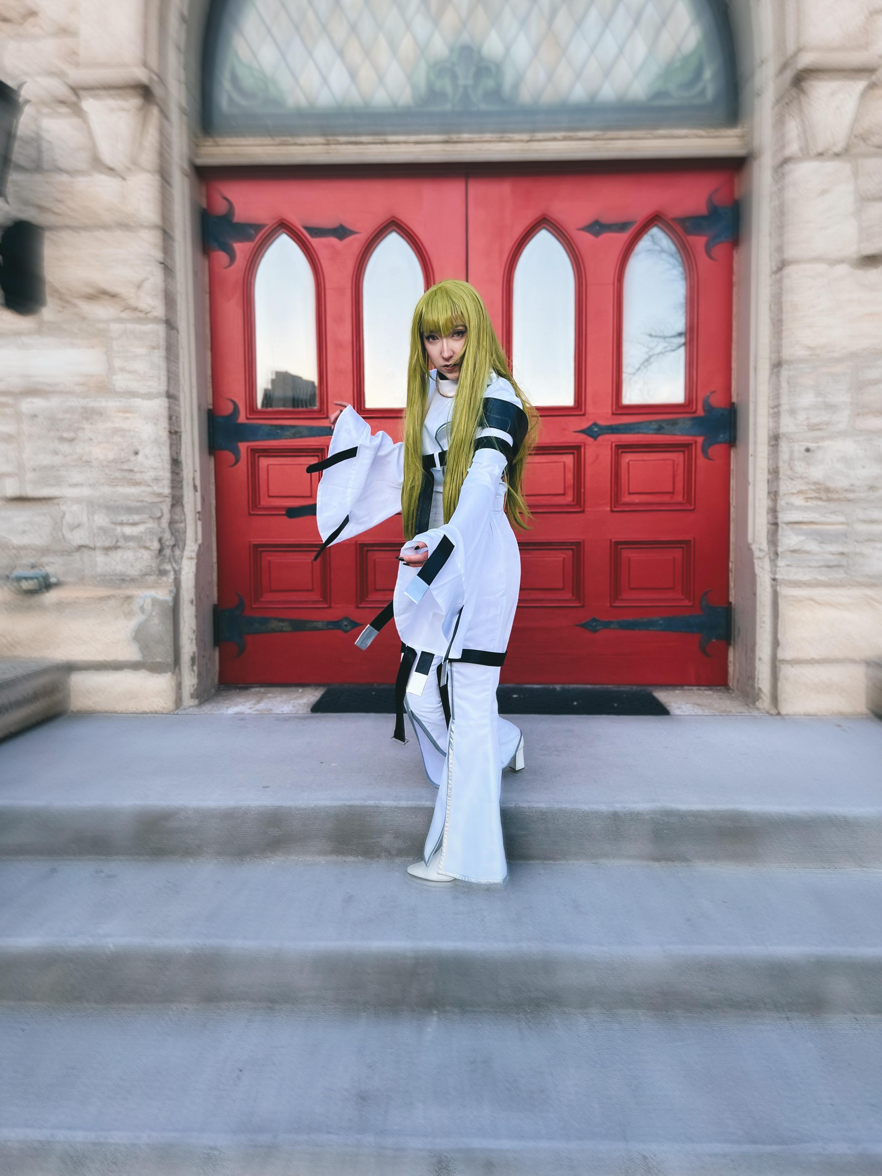 C.C. Cosplay as Sode no Shirayuki from Bleach in a white shihakusho robe and long green wig