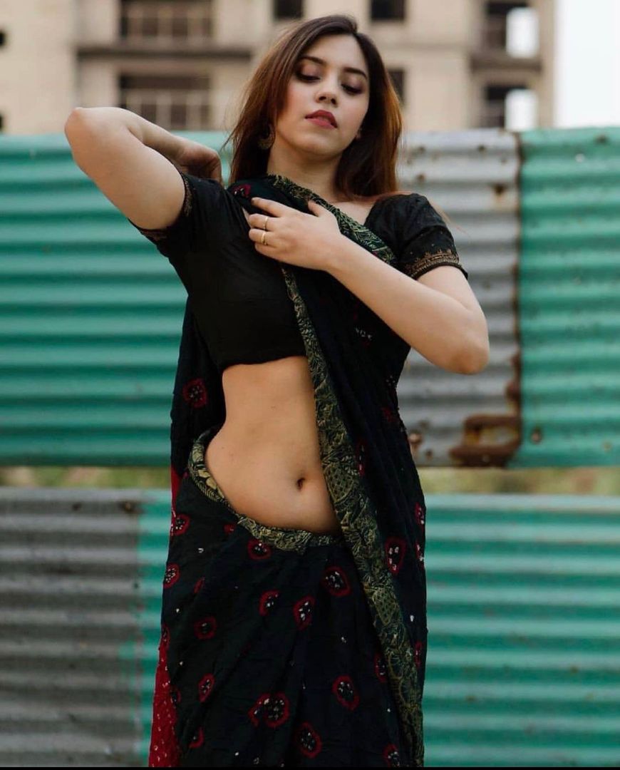 Black Saree 🤤