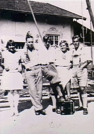 Hele (2nd from left) and friends in Bavaria c. 1928