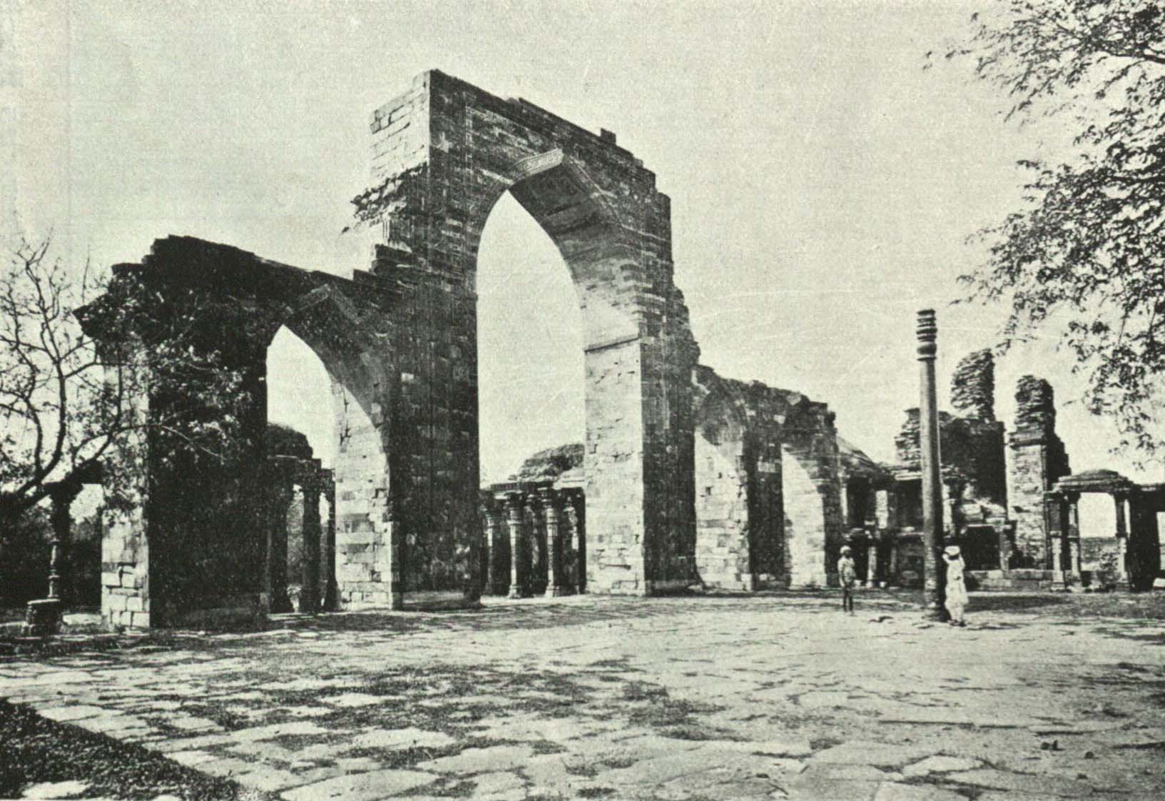 The iron pillar in Qutb Minar, c. 1905
