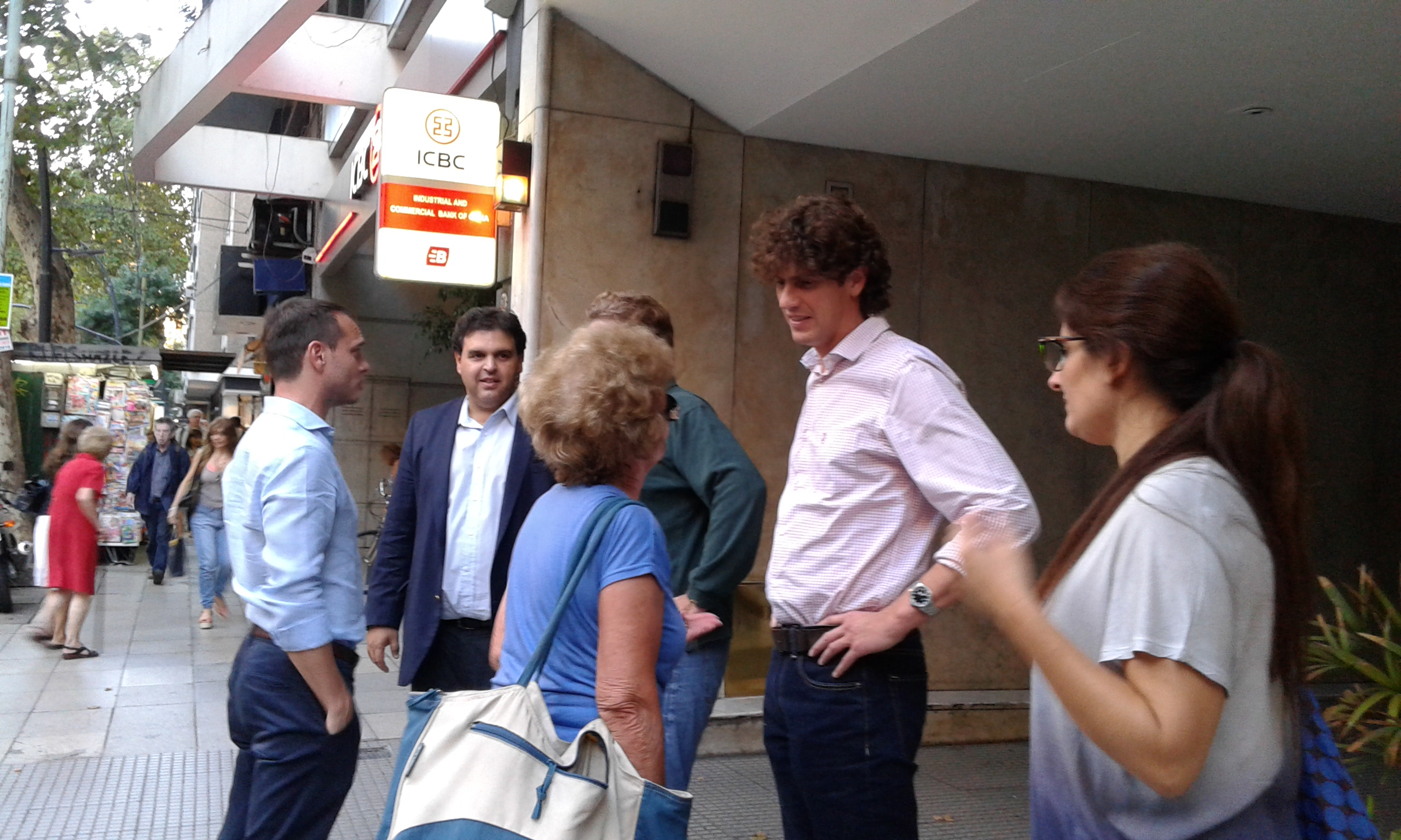 Martín Lousteau with some neighbours, during the mayoral political campaign of 2015