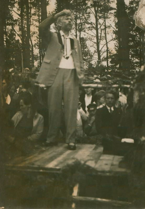 Vydūnas holding a funeral speech in 1931