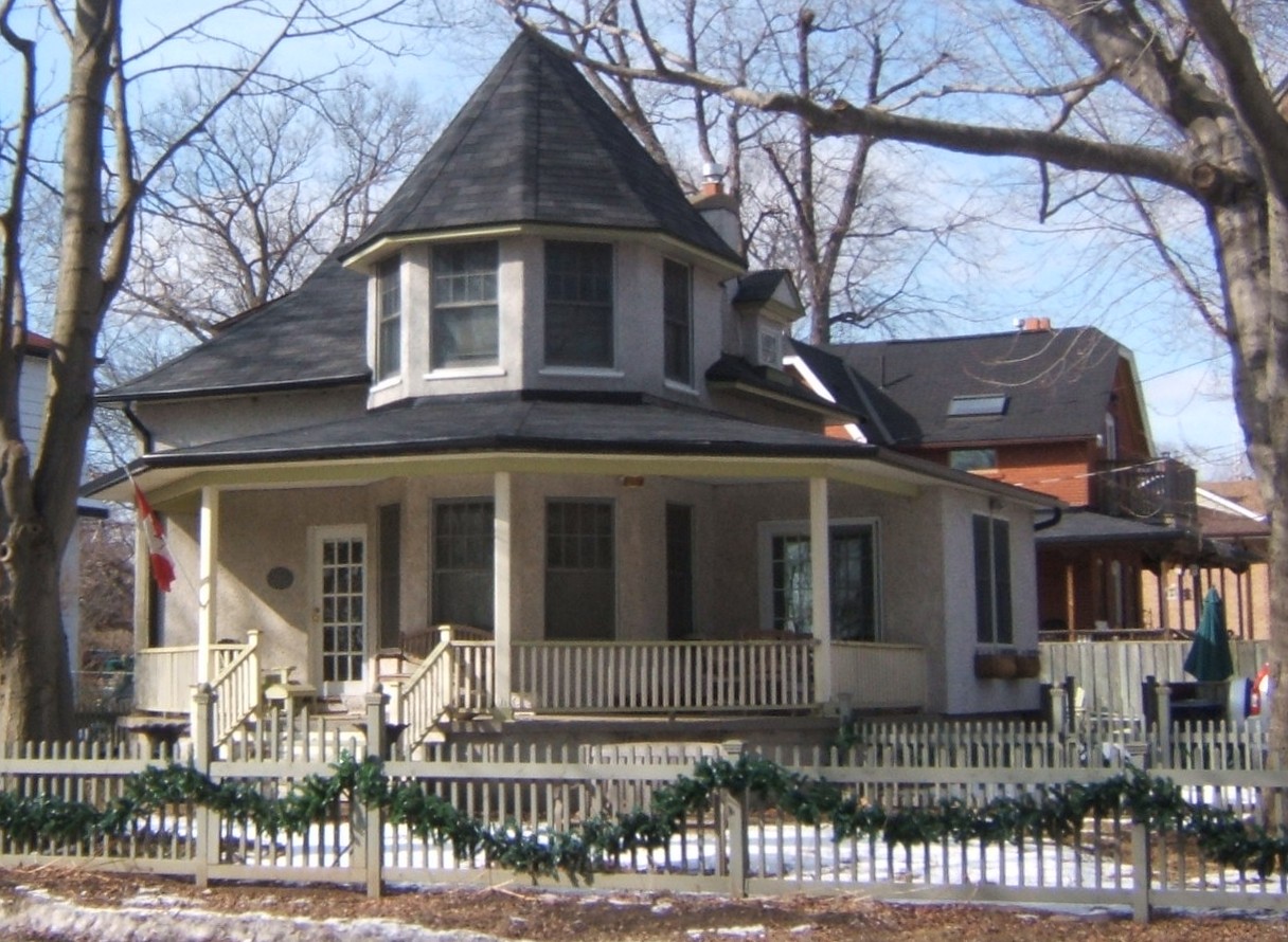 An example of a cottage built in the late-19th and early 20th century. A number of cottages and beach houses were destroyed in 1954, as a result of Hurricane Hazel.