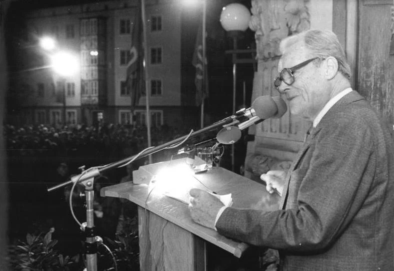 Willy Brandt giving a speech on 28 September 1990, two years before his death.