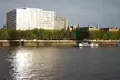 Río Támesis landscape photography featuring St. Thomas' Hospital and a boat on the riverbank