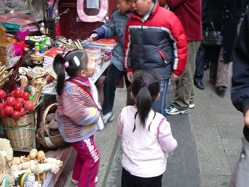 girls in Qi Bao