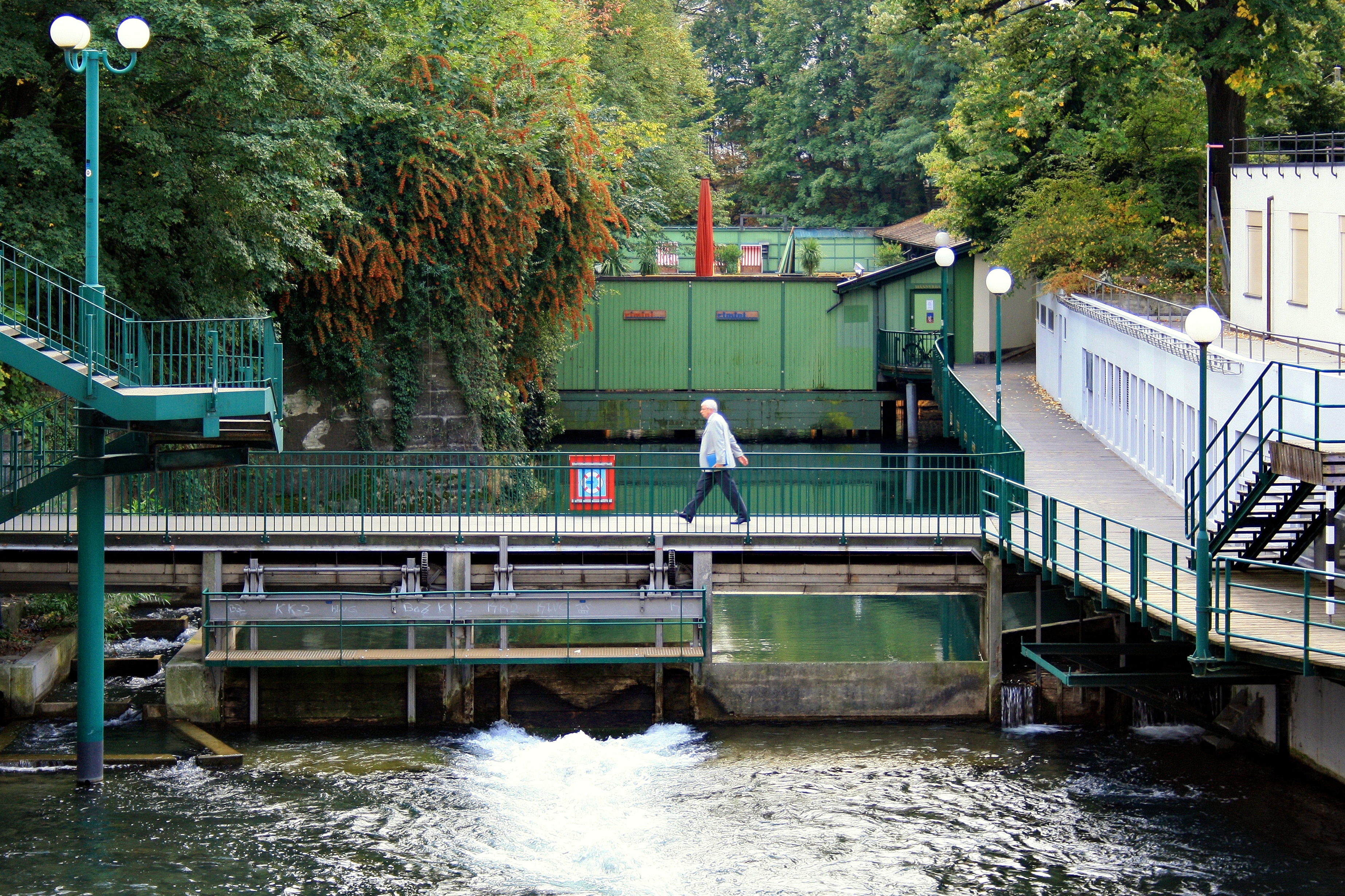 the weir at the indoor aquatic centre City, Männerbadi in the background and the site of the Old Botanical Garden to the left