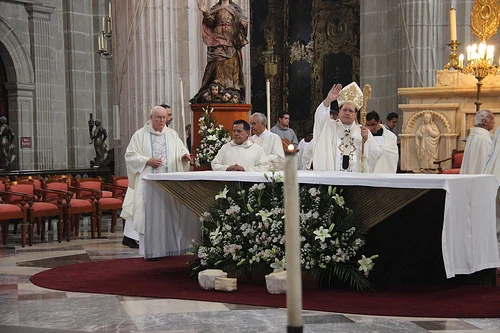 Misa celebrada en la Catedral Metropolitana Domingo 26 de Mayo 2013 presidida por el Cardenal Primado de Mexico Norberto Rivera Carrera