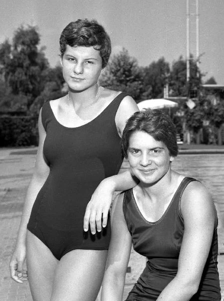 Maria Cristina Pacifici (left) with teammate Paola Saini in 1960